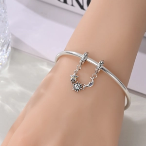 Dettaglio del bracciale sole e luna in argento con zirconi luccicanti sul polso
