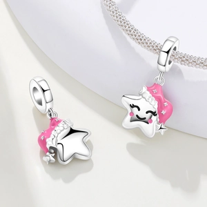 Detalle de dije de estrella plateada con gorro rosa y cara sonriente para pulseras