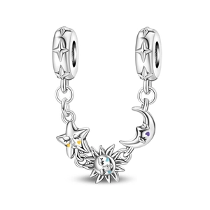 Dettaglio della catena di sicurezza argento con pendenti sole luna stella e smalto