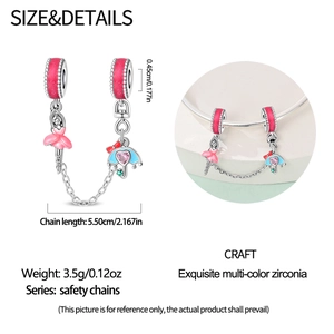 Dettaglio della catena di sicurezza ballerina con smalto rosa e cristalli scintillanti