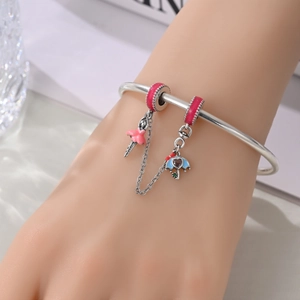 Dettaglio rigido in argento con ciondolo ballerina rosa e catena a ombrello blu