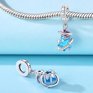 Detalle de dije de estrella plateada con cristales azules y violetas para pulseras