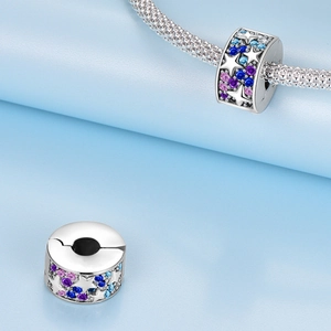 Vista macro de abalorio de estrella con pavé de circonitas de colores para pulseras