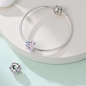 Dettaglio macro del bracciale in argento S925 con smalto fiori di ciliegio rosa e chiusura