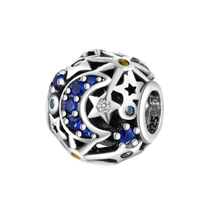 Detalle de abalorio de plata S925 con luna y estrella y piedras de circonita azul