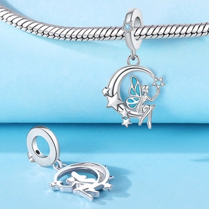 Detalle del colgante de hada luna de plata con alas de esmalte azul y detalles de estrellas