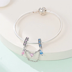 Dettaglio della catena di sicurezza in argento con ciondoli luna e sole su bracciale