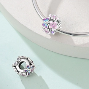 Macro di ciondoli a farfalla in argento con smalto rosa e viola e dettagli in zircone