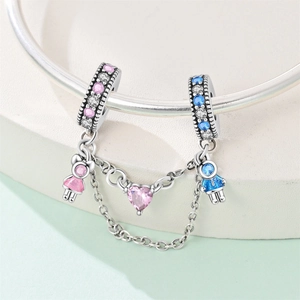 Dettaglio della catena di sicurezza in argento con pendenti bimbo e bimba in zircone colorato