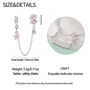 Dettaglio della catena di sicurezza con fiori di ciliegio rosa e zirconia per bracciali