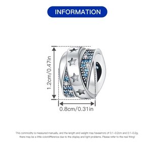 Vista detallada del abalorio de plata con diseño de espiral, circonitas azules y estrellas