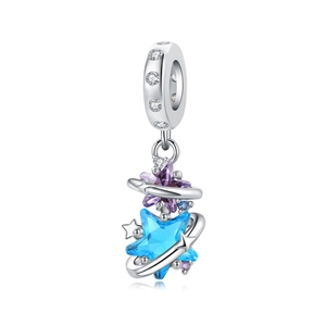 Detalle de dije de estrella y planeta con circonitas azules y moradas en plata