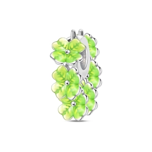 Dettaglio charm in argento con quadrifogli in smalto verde e finitura lucida