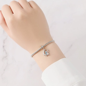 Pulsera de serpiente plateada con dije de hada lunar y alas en esmalte azul