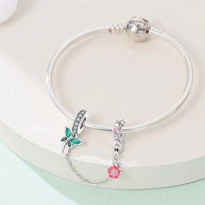Dettaglio del bracciale con catena di sicurezza argento e ciondolo a farfalla