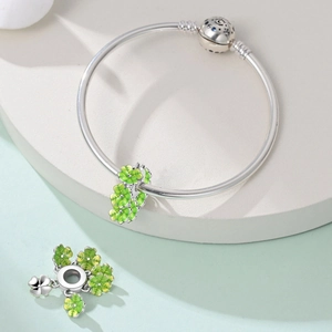 Vista dettagliata del bracciale a catena con ciondoli a forma di quadrifoglio verde