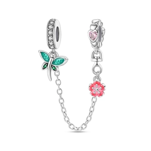 Catena di sicurezza in argento dettagliata con libellula verde e gemme a cuore rosa