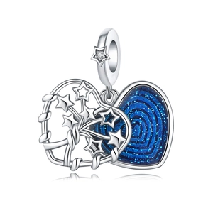 Detalle de dije de corazón plateado con esmalte azul, estrellas y acabado brillante