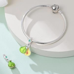 Detailansicht des S925 Silber Birnen-Charm-Armbands mit Lucky-Gravur und Emaille