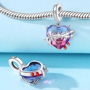 Gotischer Herz-Charm mit lila Kristall, silbernen Dornen und roten Tropfen-Details