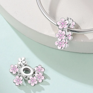 Charm fiore di ciliegio in argento con smalto rosa e cristalli per bracciali tipo charm