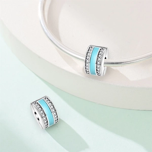 Detailansicht der Silberperle mit hellblauer Emaille und weißen Zirkoniasteinen am Armband