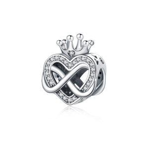 Makro-Detail des silbernen Herz-Charms mit Unendlichkeitssymbol, Krone und Zirkoniasteinen