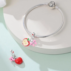 Silbernes Schlangenarmband mit Apfel- und Schleifenanhänger und Lucky-Gravur am Verschluss
