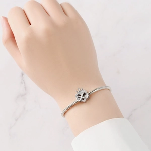 Detail eines silbernen Herzanhängers mit Zirkonia an einem klassischen Schlangenarmband
