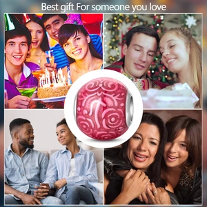 Dettaglio del ciondolo in vetro rosa con motivi floreali per bracciali in stile regalo