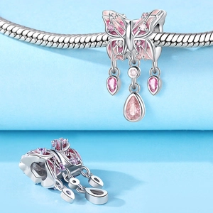 Details des rosa Schmetterling-Charms mit drei Tropfenanhängern auf Silberarmband