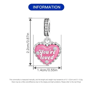 Makroansicht Herzanhänger mit You are Loved Gravur und Maßen von 2,2 cm mal 1,4 cm