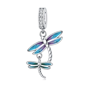Detailansicht der Libellen-Anhänger mit blauem Emaille-Verlauf und Zirkon-Inlay für Armband