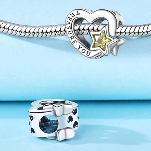 Detailansicht Herzanhänger mit Treasure You Gravur und gelbem Zirkonia-Stern