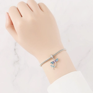 Detailansicht des Libellen-Charm-Armbands mit blauem Emaille und Silber-Schlangenkette