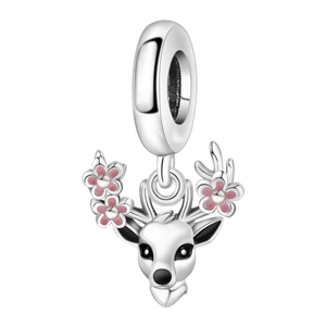 Détail du pendentif cerf en argent avec fleurs émaillées roses pour bracelets