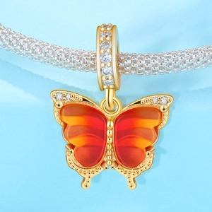 Detailaufnahme eines orangefarbenen Schmetterlingsanhängers mit Zirkonia am Silberarmband