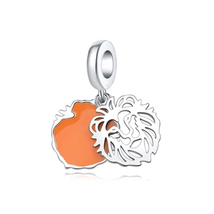 Détail du charm lion en argent avec couche d'émail orange et design en métal évidé
