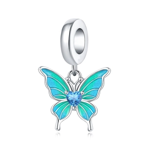 Nahaufnahme von Schmetterlingsanhänger mit blauem Zirkonherz und Emaille-Flügeln