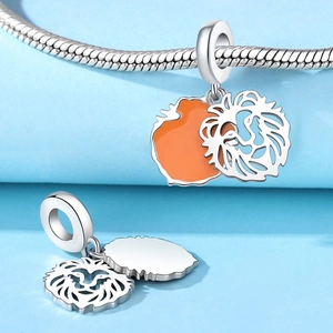 Détail de breloques tête de lion en argent avec émail pour bracelets maille serpent