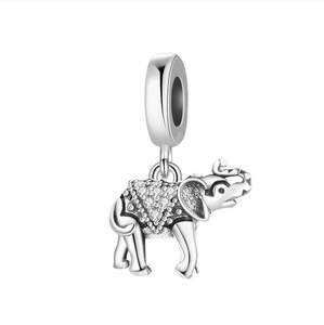 Vue détaillée d'un charm éléphant en argent avec zircons sur fond blanc épuré