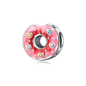 Dettaglio charm a forma di ciambella in smalto rosa con zirconi colorati incastonati