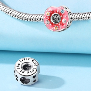 Charm a forma di ciambella rosa con pietre colorate e incisione Love at the first bite