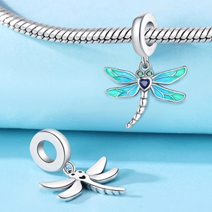 Detailansicht der Libellen-Charm mit blauen Emaille-Flügeln und herzförmigem Zirkonia