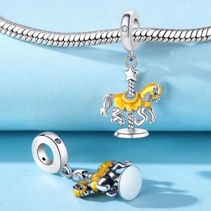 Charm carrousel en argent avec émail jaune sur un bracelet à maille serpent