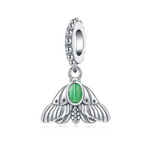 Detailansicht der Libelle-Charm mit grünem Stein und strukturierten Flügeln in Silber