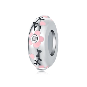 Dettaglio charm floreale in argento con petali in smalto rosa e centro in zircone