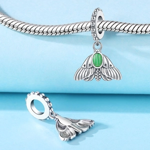 Zikaden-Anhänger aus Silber mit grünem Edelstein an einem Schlangengliederkette-Armband