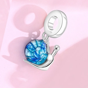 Gros plan d'une breloque escargot en argent avec texture bleue et éclat métallique