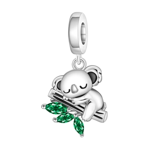Détail du charm koala en argent avec feuilles en gemmes vertes pour bracelets